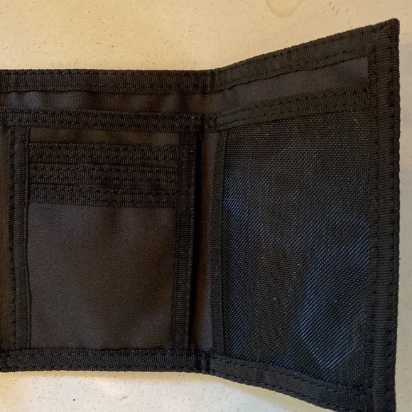 Vans velcro checkered wallet. Never used. Excellent condition. - Picture 6 of 6